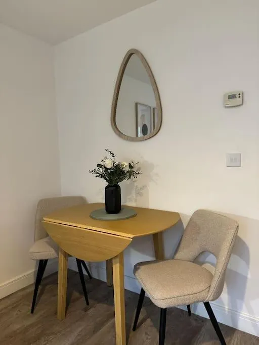 Harbourside - 2 Beds, Great Links To City Centre Barry 0*,  United Kingdom