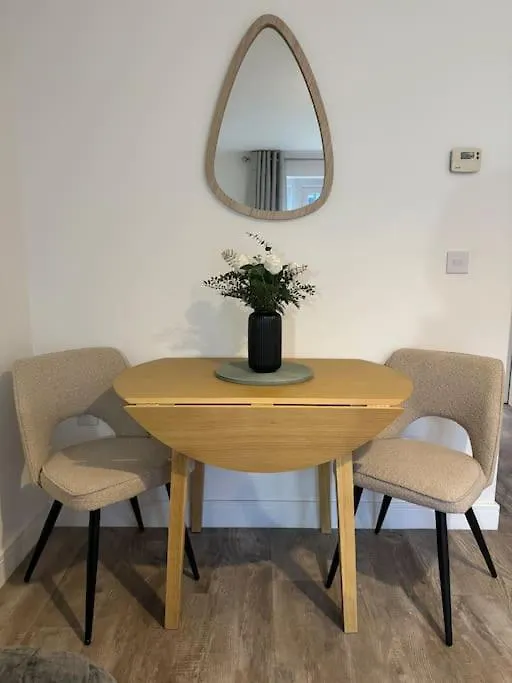Harbourside - 2 Beds, Great Links To City Centre Barry 0*,