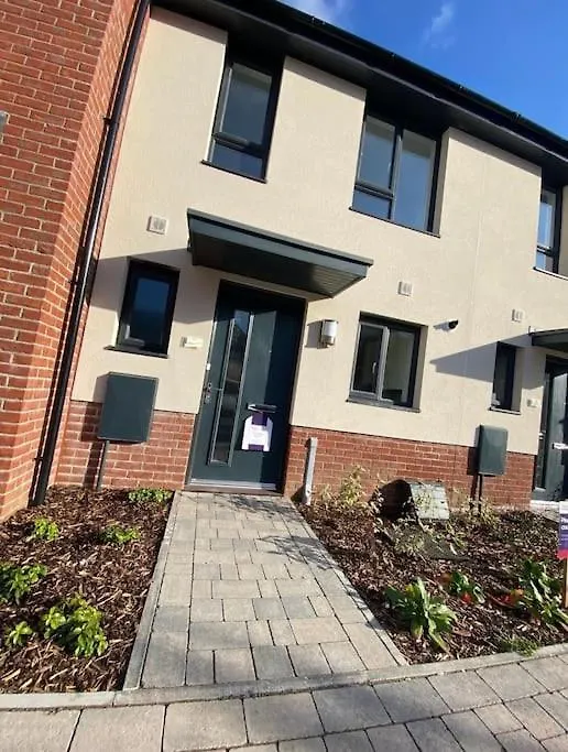 Harbourside - 2 Beds, Great Links To City Centre Barry 0*,