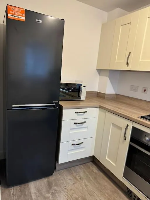 Harbourside - 2 Beds, Great Links To City Centre Barry 0*,